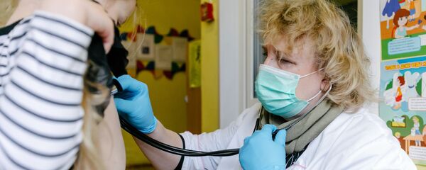 Урач аглядае дзіцяці Урач аглядае дзіцяці - Sputnik Беларусь