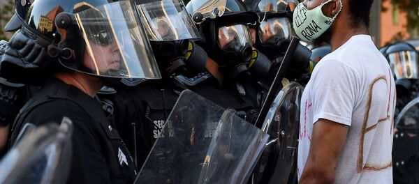 Столкновения полицейских с демонстрантами у Белого дома  - Sputnik Беларусь