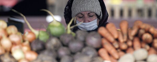 Продавщица в медицинской маске - Sputnik Беларусь