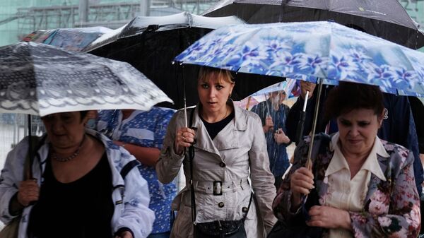Люди с зонтами во время дождя, архивное фото - Sputnik Беларусь