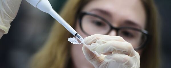 Сотрудница научно-исследовательской лаборатории - Sputnik Беларусь