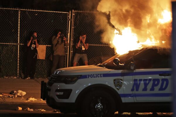 Фотографы во время съемки горящей полицейской машины в Нью-Йорке  - Sputnik Беларусь