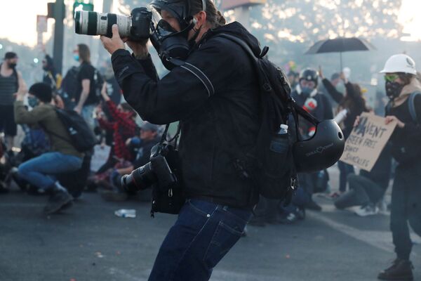 Фотограф New York Times  во время съемки протестов в США  - Sputnik Беларусь