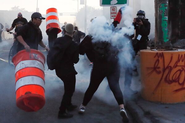 Фотожурналист AP во время фотографирования протестующих в Миннеаполисе - Sputnik Беларусь