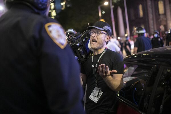 Полицейские Нью-Йорка окружили, пихали и выкрикивали ругательства в адрес двух журналистов Associated Press - Sputnik Беларусь