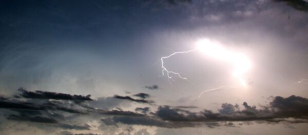 Разряды молнии в небе, архивное фото Разряды молнии в небе, архивное фото - Sputnik Беларусь