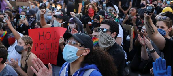 Участники акции протеста в Вашингтоне - Sputnik Беларусь