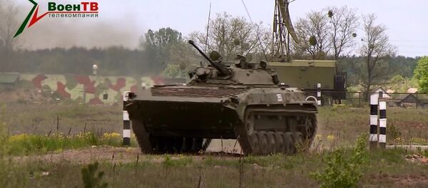 Белорусские военные устроили гонки на БМП, видео - Sputnik Беларусь