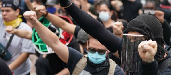 Протестующие на одной из улиц Нью-Йорка - Sputnik Беларусь