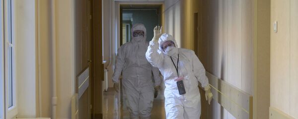 Медицинские работники в больнице, принимающей пациентов с COVID - Sputnik Беларусь