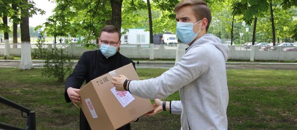 Маски, бахилы, шапочки, перчатки и комбинезоны передают районным и городским больницам Маски, бахилы, шапочки, перчатки и комбинезоны передают районным и городским больницам - Sputnik Беларусь