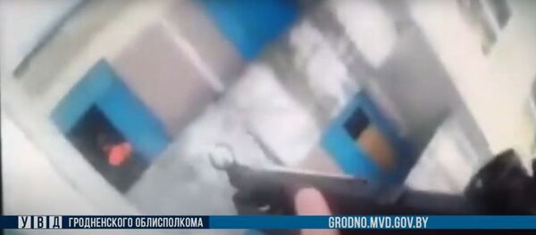 Гродненец обстрелял лифтеров и снял все на камеру, его задержал ОМОН - Sputnik Беларусь
