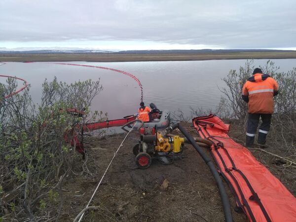 Сотрудники Морской спасательной службы проводят работы по ликвидации нефтяного пятна в устье реки Амбарная - Sputnik Беларусь