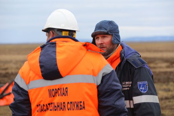 Сотрудники Морской спасательной службы проводят работы по ликвидации нефтяного пятна в устье реки Амбарная - Sputnik Беларусь