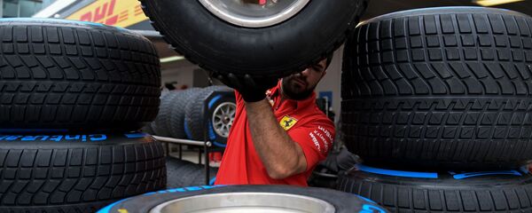 Механик готовит колеса к гонке, архивное фото Механик готовит колеса к гонке, архивное фото - Sputnik Беларусь