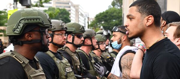 Пратэстоўцы і ваенная паліцыя на вуліцы Вашынгтона - Sputnik Беларусь