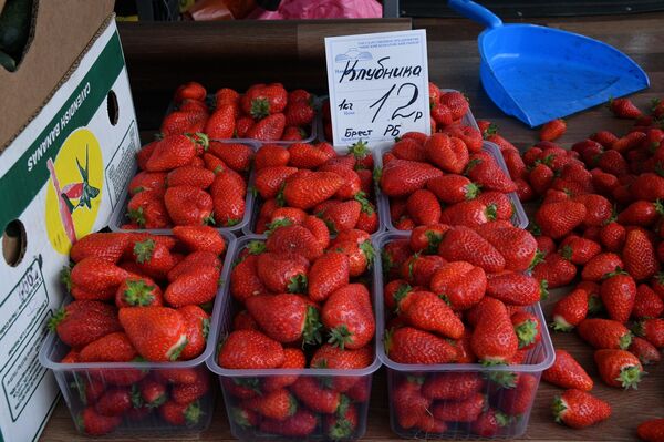 Черешня по 5 рублей! За чем еще идти на Комаровку перед выходными - Sputnik Беларусь