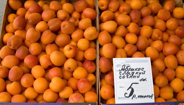 Черешня по 5 рублей! За чем еще идти на Комаровку перед выходными - Sputnik Беларусь