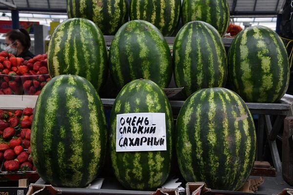 Черешня по 5 рублей! За чем еще идти на Комаровку перед выходными - Sputnik Беларусь