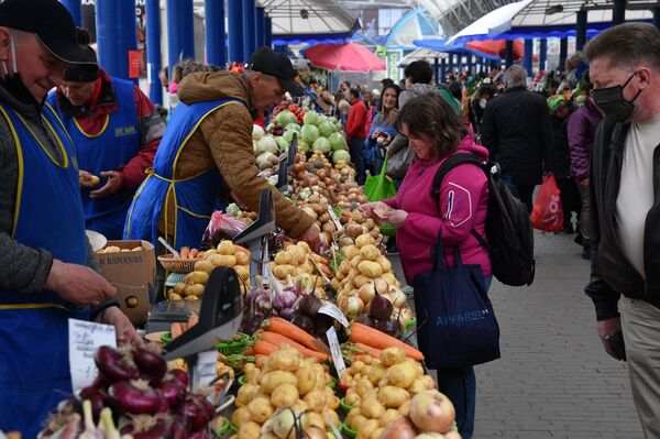 Черешня по 5 рублей! За чем еще идти на Комаровку перед выходными - Sputnik Беларусь