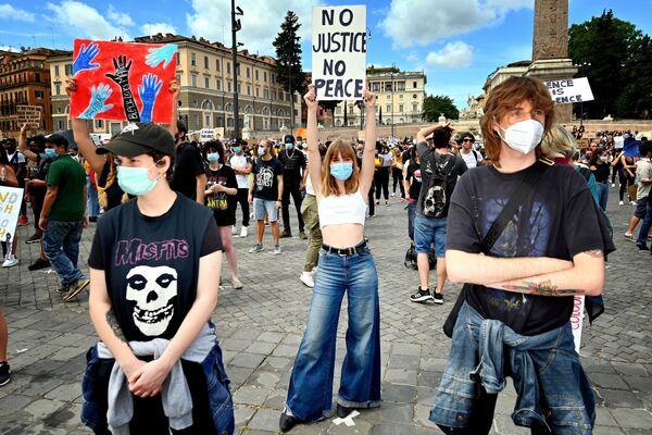 Протестующие вышли на митинг в знак солидарности с движением Black Lives Matter на площадь Пьяцца-дель-Пополо в Риме - Sputnik Беларусь