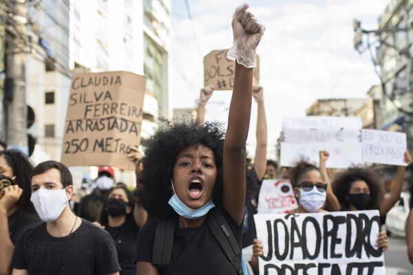 Люди протестуют против расизма и преступлений на почве ненависти в Сан-Гонсало, Бразилия - Sputnik Беларусь