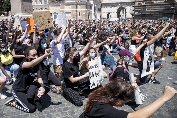 По всей Италии люди протестуют против убийства Джорджа Флойда - Sputnik Беларусь