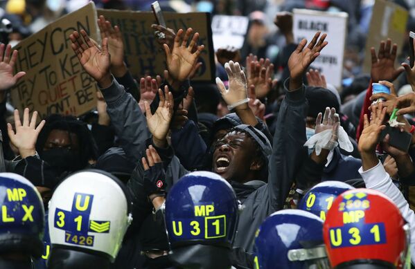 Демонстранты во время акции протеста движения против расизма в Лондоне - Sputnik Беларусь