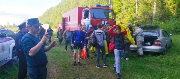 Более 100 человек искали в лесу под Могилевом пожилую дачницу Более 100 человек искали в лесу под Могилевом пожилую дачницу - Sputnik Беларусь