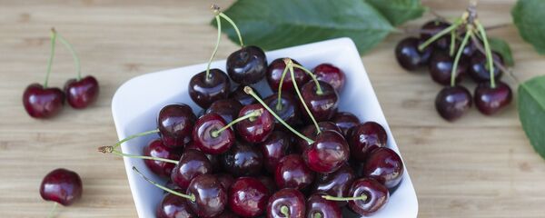 Черешня в тарелке - Sputnik Беларусь