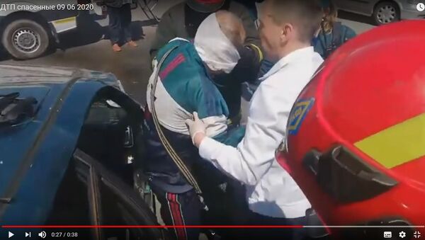 Спасатели показали, как доставали из разбитых авто пострадавших в ДТП - Sputnik Беларусь