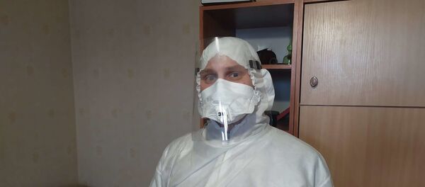 Облачившись в такой костюм очень быстро начинаешь понимать, за что медики прозвали его скафандром Облачившись в такой костюм очень быстро начинаешь понимать, за что медики прозвали его скафандром - Sputnik Беларусь