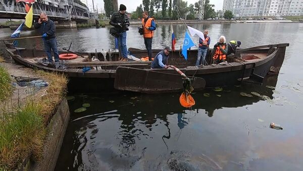 Чистое море: как экоактивисты очищают от мусора водоемы - видео - Sputnik Беларусь