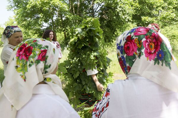 Імкнемся перадаць традыцыю моладзі: па Лобчы зноў вадзілі Кусту Імкнемся перадаць традыцыю моладзі: па Лобчы зноў вадзілі Кусту - Sputnik Беларусь