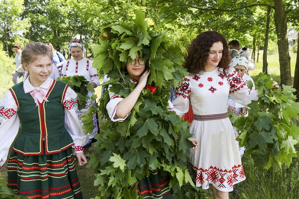 Імкнемся перадаць традыцыю моладзі: па Лобчы зноў вадзілі Кусту Імкнемся перадаць традыцыю моладзі: па Лобчы зноў вадзілі Кусту - Sputnik Беларусь