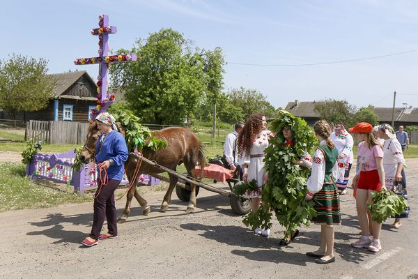 Імкнемся перадаць традыцыю моладзі: па Лобчы зноў вадзілі Кусту Імкнемся перадаць традыцыю моладзі: па Лобчы зноў вадзілі Кусту - Sputnik Беларусь