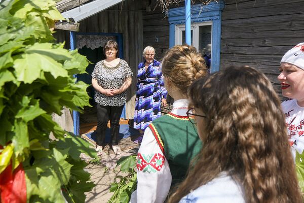 Імкнемся перадаць традыцыю моладзі: па Лобчы зноў вадзілі Кусту Імкнемся перадаць традыцыю моладзі: па Лобчы зноў вадзілі Кусту - Sputnik Беларусь