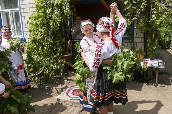 Імкнемся перадаць традыцыю моладзі: па Лобчы зноў вадзілі Кусту Імкнемся перадаць традыцыю моладзі: па Лобчы зноў вадзілі Кусту - Sputnik Беларусь