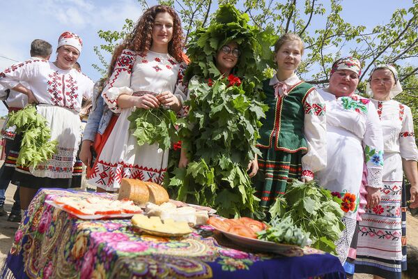 Імкнемся перадаць традыцыю моладзі: па Лобчы зноў вадзілі Кусту Імкнемся перадаць традыцыю моладзі: па Лобчы зноў вадзілі Кусту - Sputnik Беларусь