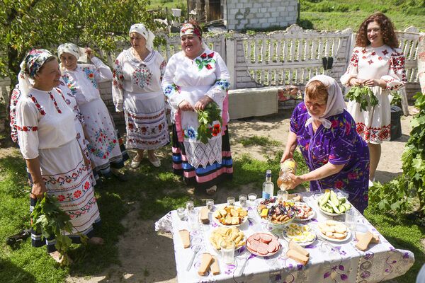 Імкнемся перадаць традыцыю моладзі: па Лобчы зноў вадзілі Кусту Імкнемся перадаць традыцыю моладзі: па Лобчы зноў вадзілі Кусту - Sputnik Беларусь