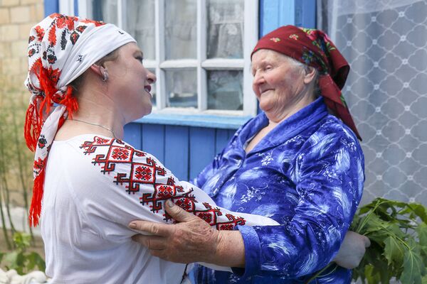 Імкнемся перадаць традыцыю моладзі: па Лобчы зноў вадзілі Кусту Імкнемся перадаць традыцыю моладзі: па Лобчы зноў вадзілі Кусту - Sputnik Беларусь