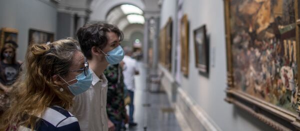 Люди в масках в музее Мадрида - Sputnik Беларусь