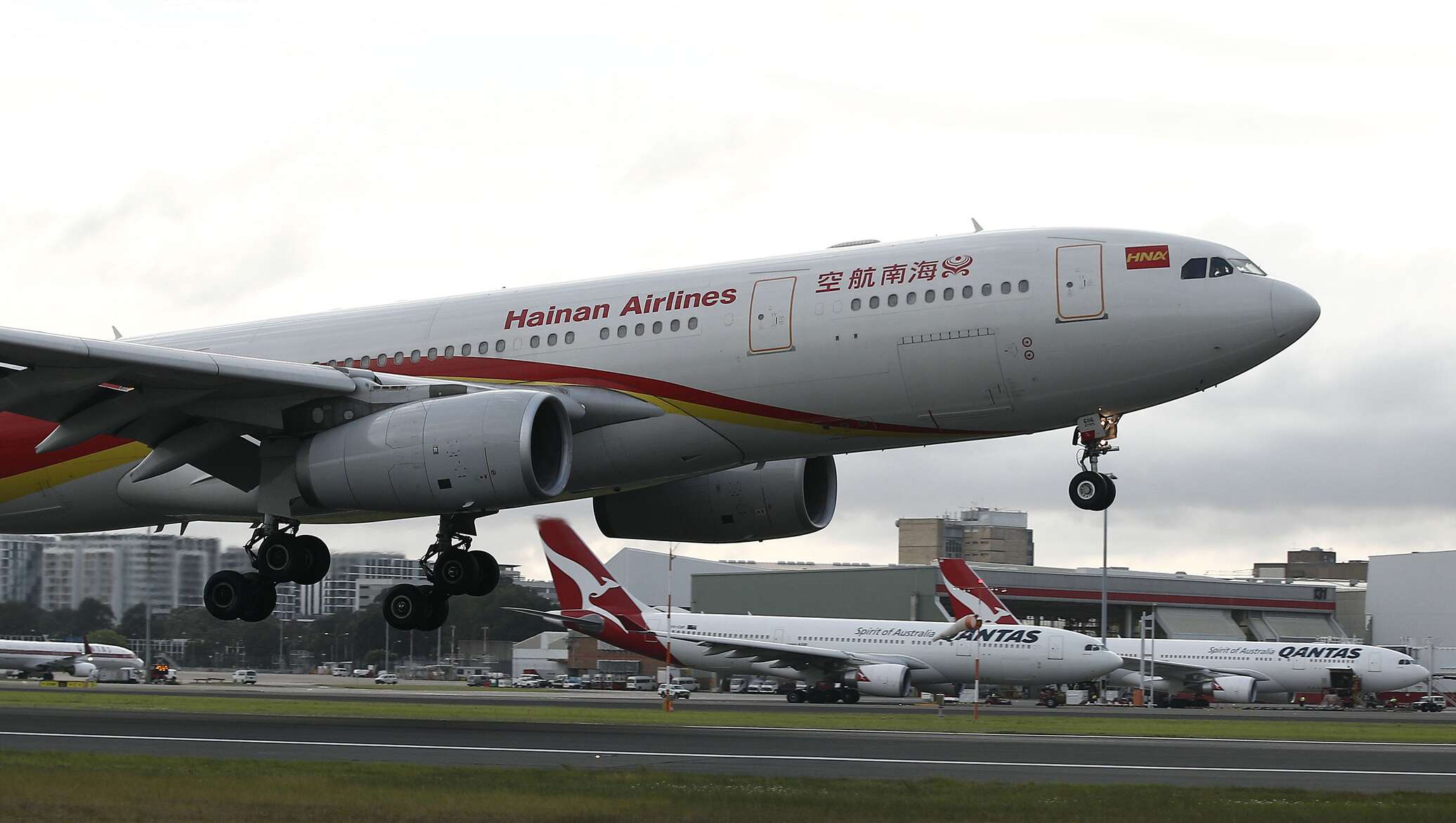 Самолет в пекин. Hainan Airlines самолеты. Хайнань авиакомпания. Hainan Airlines, Китай пилоты. Hainan Airlines реквизиты.