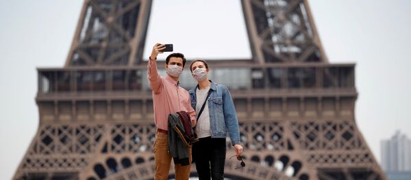 Люди в масках фотографируются на фоне Эйфелевой башни Люди в масках фотографируются на фоне Эйфелевой башни - Sputnik Беларусь