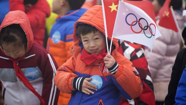 Мальчик с флагом Китая и флагом Олимпийских игр - Sputnik Беларусь