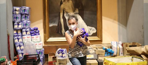 Добровольцы несут бесплатные пакеты с продуктами питания для людей с финансовыми затруднениями в церкви Санта-Анна, Барселона - Sputnik Беларусь