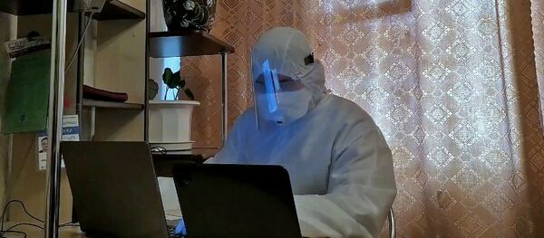 Эксперимент Sputnik: журналист провел день в противочумном костюме Эксперимент Sputnik: журналист провел день в противочумном костюме - Sputnik Беларусь