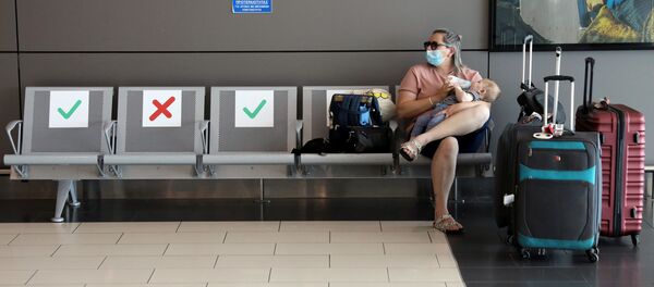 Пассажиры в аэропорту в Ларнаке после открытия границ - Sputnik Беларусь