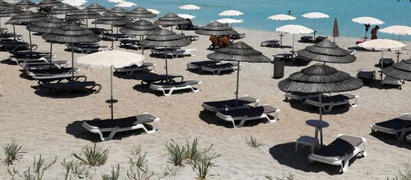 Лежаки на одном из пляжей Кипра - Sputnik Беларусь