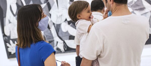 Посетители музея в масках - Sputnik Беларусь